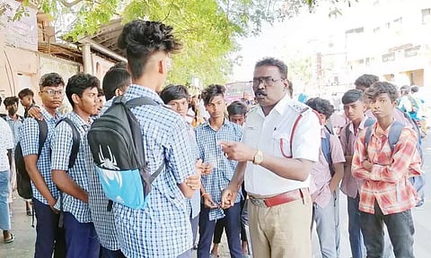 மாணவர்கள் படிக்கட்டு பயணத்தை தவிர்க்க வேண்டும்- போக்குவரத்து போலீசார் விழிப்புணர்வு
