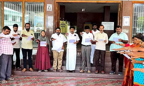 உறுதிமொழி ஏற்றுக்கொண்ட காட்சி.