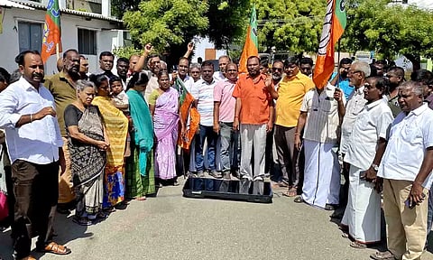 போராட்டத்தில் ஈடுபட்டவர்களை படத்தில் காணலாம்.