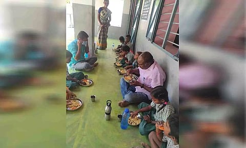 பள்ளி மாணவ, மாணவிகளுக்கு மதிய உணவு வழங்கப்பட்ட காட்சி.