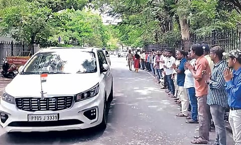 புதுச்சேரி முதலமைச்சர் ரங்கசாமியை நீண்ட வரிசையில் நின்று வணங்கிய அரசு ஊழியர்கள்