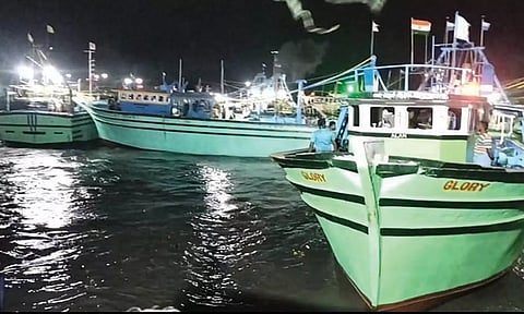 தூத்துக்குடியில் மீன்பிடி துறைமுகத்தில் இருந்து புறப்பட்டு சென்ற படகுகளை படத்தில் காணலாம்.