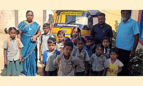 பள்ளிக்கு சொந்தமாக ஆட்டோ வாங்கி மாணவர்களை அழைத்து வரும் ஆசிரியர்- மலை கிராம மக்கள் பாராட்டு