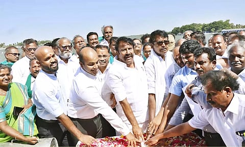 கல்லணையில் அமைச்சர் கே.என்.நேரு தண்ணீரை திறந்து வைத்த போது எடுத்த படம்.