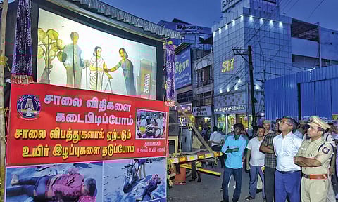 இருச்சக்கர வாகனம் ஓட்டும் அனைவரும் தலைக்கவசம் அணிந்து பயணம் மேற்கொள்ள வேண்டும் - கலெக்டர் ஸ்ரீதர் பேச்சு