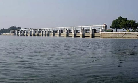 ஆந்திர விவசாயிகள் மீண்டும் தண்ணீர் எடுப்பதால் பூண்டி ஏரிக்கு கிருஷ்ணா நீர்வரத்து குறைந்தது