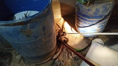  நல்ல பாம்பு உயிருடன் மீட்பதை படத்தில் காணலாம்.
