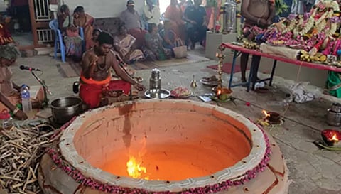 பாண்டமங்கலத்தில் மங்கள வராஹி அம்மன் ஆலயத்தில் மகா சண்டி ஹோமம் நடைபெற்ற போது எடுத்த படம்.