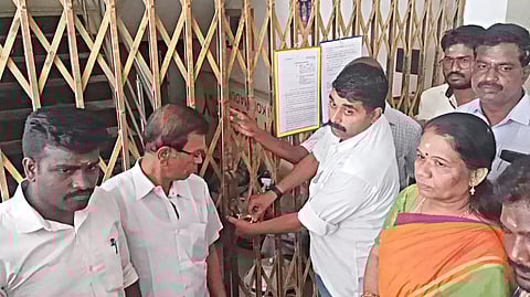 மதுரை ஆதீனத்திற்கு சொந்தமான இடத்தில் கட்டப்பட்டிருந்த தங்கும் விடுதிக்கு அதிகாரிகள் சீல் வைத்தனர்.