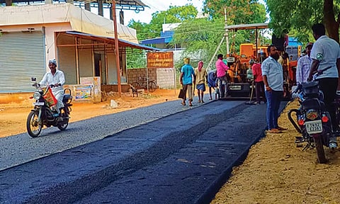 உடன்குடி- சிவலூர் சாலை சீரமைக்கப்பட்ட காட்சி.