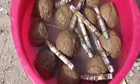 மேற்கு வங்காளத்தில் 7 பைகளில் வெடிகுண்டுகள் சிக்கியது- நாச வேலைக்கு சதியா?