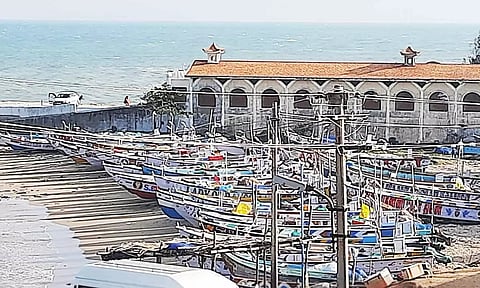 கன்னியாகுமரியில் கடல் நீர்மட்டம் "திடீர்" தாழ்வு- படகு போக்குவரத்து தாமதமாக தொடக்கம்