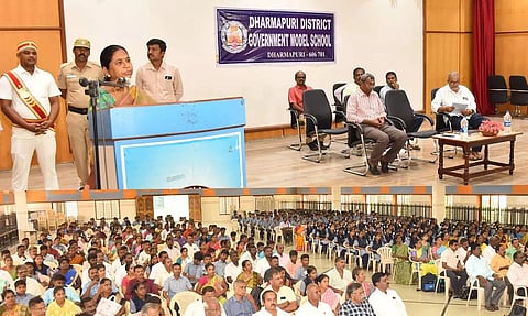  தருமபுரி மாவட்ட அரசு மாதிரிப் பள்ளியில் 11-ம் வகுப்பு மாணவர்களின் சேர்க்கைக்கான கலந்தாய்வுக் கூட்டம் மாவட்ட கலெக்டர் சாந்தி தலைமையில் நடைபெற்றது. 