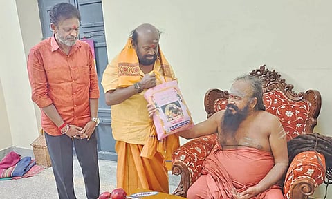 தருமபுரம் ஆதீனத்திடம் நடிகர் செந்தில் ஆசி பெற்றார்.