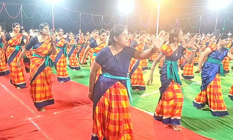 மொடக்குறிச்சி அருகே ஒரே வண்ண உடை அணிந்து 500 பேர் பங்கேற்ற பாரம்பரிய வள்ளி கும்மி நடன நிகழ்ச்சி