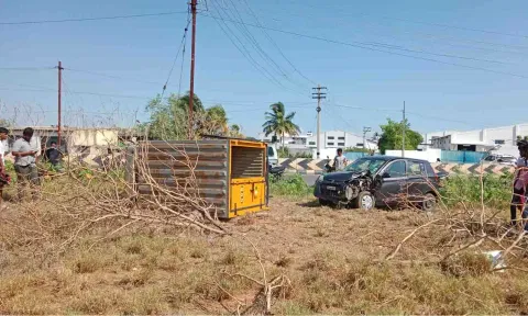 வேனும், காரும் காலி இடத்தில் விழுந்த காட்சி.