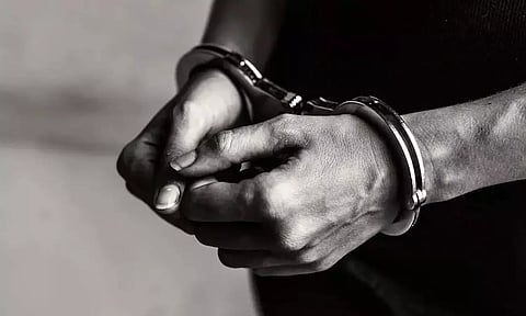 லாட்டரி சீட்டு விற்ற 2 பேர் கைது