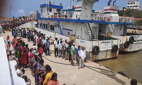 கன்னியாகுமரியில் மீண்டும் சுற்றுலா பயணிகள் கூட்டம் அலைமோதியது