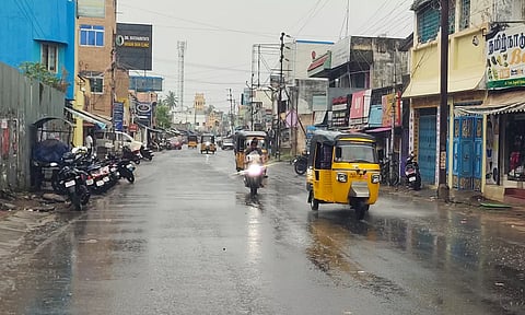 கடலூரில் இன்று காலை முதல் லேசான மழை பெய்ததால் பரபரப்பாக காணப்படும் பிரதான சாலை வெறிச்சோடி காணப்படுகிறது.