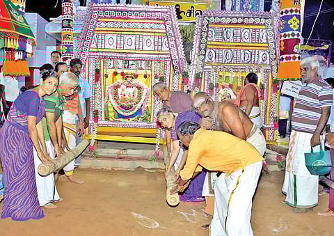 விழாவில் சப்பரபவனியை சாகுபுரம் டி.சி.டபிள்யூ. நிறுவன மூத்த செயல் உதவி தலைவர் சீனிவாசன் தொடங்கி வைத்த போது எடுத்த படம்.