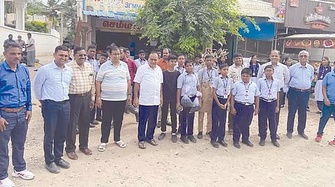 பொதுமக்களிடம் விழிப்புணர்வு ஏற்படுத்தப்பட்டது.