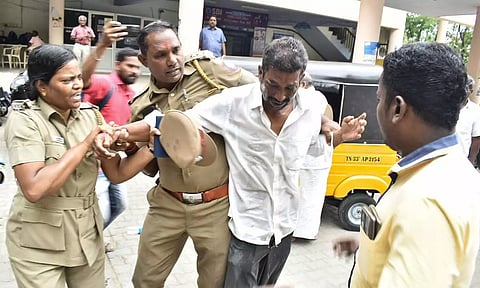 ஈரோடு கலெக்டர் அலுவலகத்தில் இன்று பெட்ரோல் ஊற்றி தீக்குளிக்க முயன்ற கார்மெண்ட்ஸ் அதிபர்