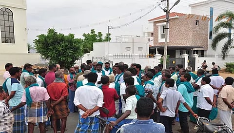 முற்றுகை போராட்டத்தில் ஈடுபட்டவர்களை படத்தில் காணலாம்.