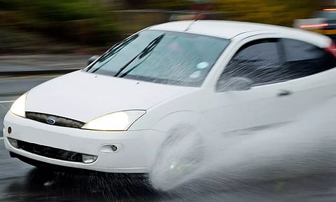 மழை காலங்களில் கார் வைப்பர் பராமரித்தல் அவசியம் - எளிய டிப்ஸ்!