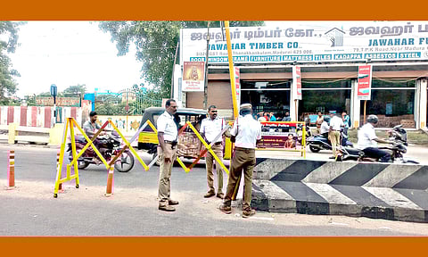 விபத்து நடந்த ஆண்டாள்புரம் பகுதியில் தடுப்புகள் அமைக்கும் போக்குவரத்து போலீசார்.