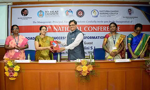 கஸ்தூரி பாய்காந்தி செவிலியர் கல்லூரி பேராசிரியை கீதா வரவேற்புரையாற்றிய காட்சி.