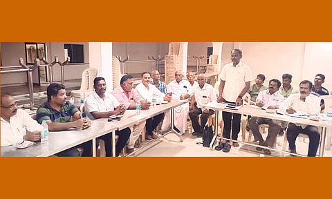 குடியிருப்போர் நலச்சங்க கூட்டத்தில் பங்கேற்றவர்கள்.