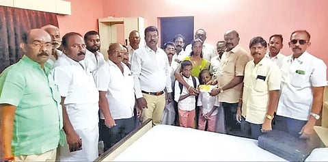 உயிரிழந்த ஜெய கணேசனின் குடும்பத்தினருக்கு எர்ணாவூர் நாராயணன் நிதி உதவி அளித்த காட்சி.