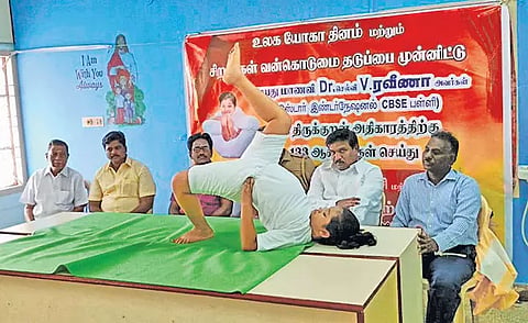 நிகழ்ச்சியில் சிறுமி ரவீனா ஆசனங்களை செய்து காட்டிய போது எடுத்தபடம்.