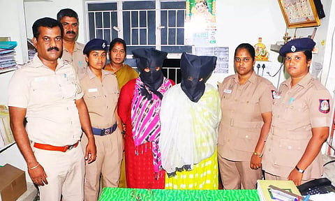 11 பவுன் நகையை திருடி உருக்கிய 2 பெண்கள் கைது