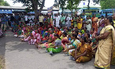 காத்திருப்பு போராட்டத்தில் ஈடுபட்ட பொதுமக்கள்.