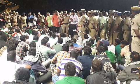 நள்ளிரவில் பொதுமக்களிடம் கலெக்டர் ராஜகோபால் சுன்கரா பேச்சுவார்த்தையில் ஈடுபட்ட காட்சி. 