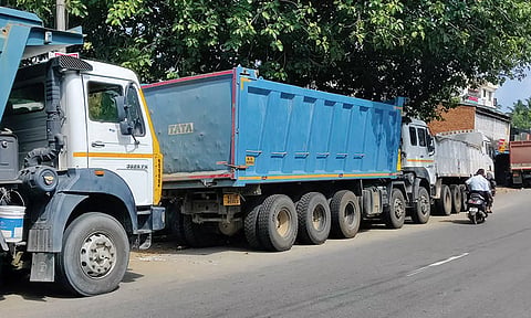 களியக்காவிளை அருகே அதிகபாரம் கனிம வளங்களை ஏற்றி கேரளாவிற்கு கடத்த முயன்ற 9 லாரிகள் பறிமுதல்