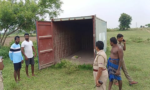 திண்டிவனம் அருகே விளைநிலத்தில் கேட்பாரற்று இருந்த கண்டெயினரை திறந்து போலீசார் சோனையிட்டனர்.