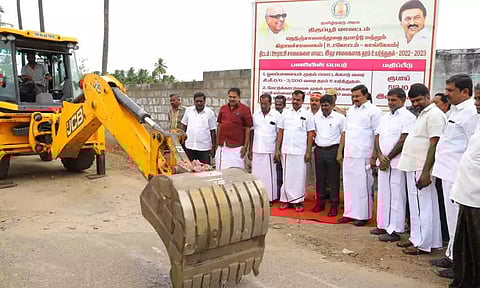 மாநில செய்தி மற்றும் தமிழ் வளா்ச்சித் துறை அமைச்சா் மு.பெ.சாமிநாதன் தொடங்கிவைத்த காட்சி.