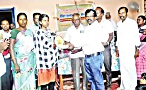 அதிக மதிப்பெண்கள் பெற்ற மாணவர்களுக்கு பாராட்டு