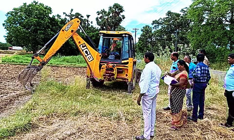 சிவகிரி அருகே பொது போக்குவரத்து பாதைகளில் ஆக்கிரமிப்பு அகற்றும் பணி