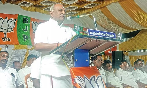 கூட்டத்தில் பொன் ராதாகிருஷ்ணன் பேசிய காட்சி.