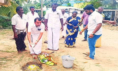 யூனியன் சேர்மன் பொன் முத்தையா பாண்டியன் தலைமையில், துணை சேர்மன் சந்திரமோகன் முன்னிலையில் பூமி பூஜை நடைபெற்ற போது எடுத்த படம்.