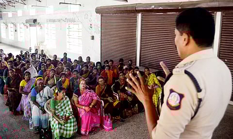 வேலை வாய்ப்புகளை திருநங்கைகள் எவ்வாறு பயன் படுத்தி வாழ்வாதார மேம்பாடு அடைவது என்பது குறித்து டிஎஸ்பி ஆறுமுகம் பேசினார்.