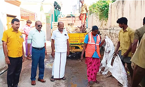 மாநகராட்சி சுகாதார அலுவலர் இளங்கோ தலைமையில் தூய்மைப் பணிகள் மேற்கொள்ளப்பட்டபோது எடுத்த படம்.
