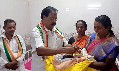 பிறந்த குழந்தைக்கு ரூபி மனோகரன் எம்.எல்.ஏ. தங்க மோதிரம் அணிவித்த காட்சி.
