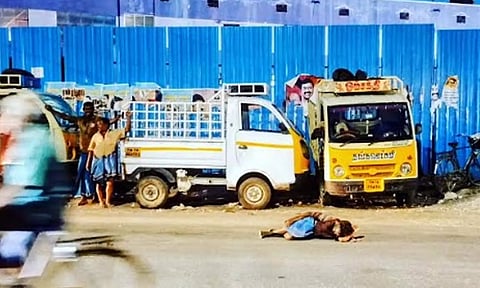 நயினார்குளம் சாலையில் மதுபோதையில் படுத்திருக்கும் நபர்.