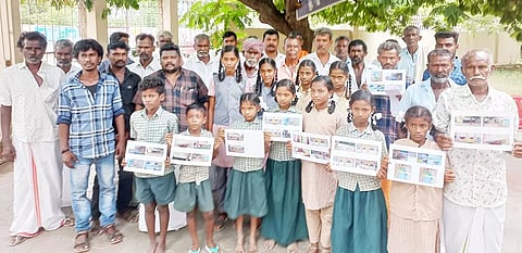 கலெக்டர் அலுவலகத்திற்கு பெற்றோருடன் வந்த மாணவ-மாணவிகள்