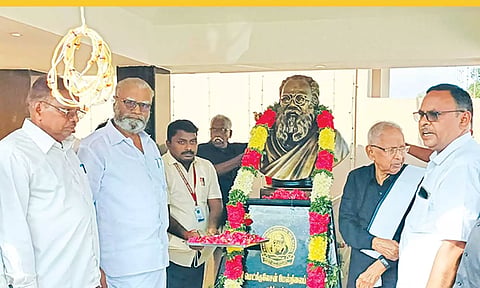 பெரியாரின் சிலை திறப்பு விழாவில் தி.க. தலைவர் கி.வீரமணி.