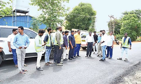 சாலை பணிகளை நெடுஞ்சாலைத்துறை தலைமைப் பொறியாளர் செல்வன் பார்வையிட்டு ஆய்வு செய்தார்.